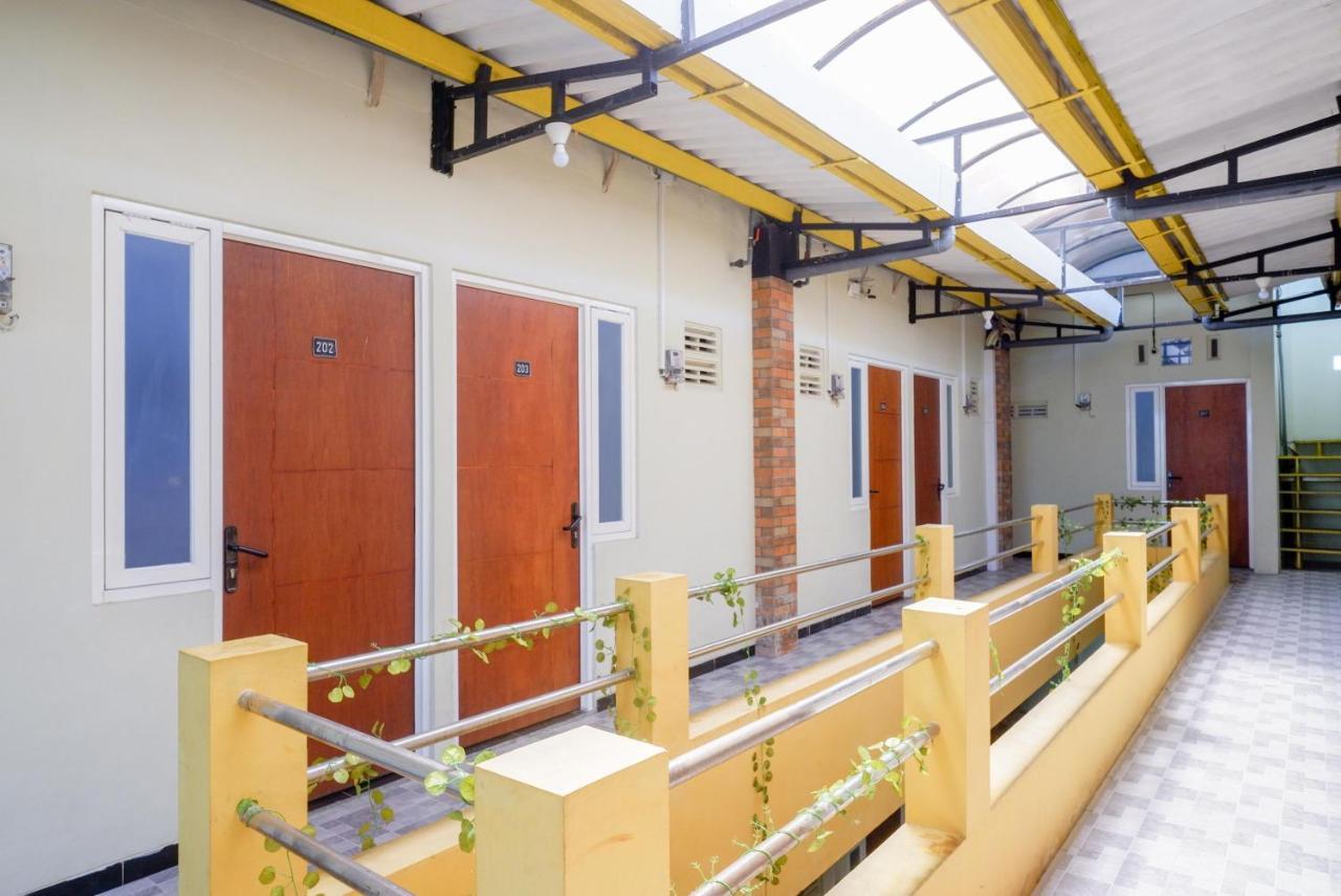 Reddoorz Near Bandara Ahmad Yani Semarang Hotell Exteriör bild